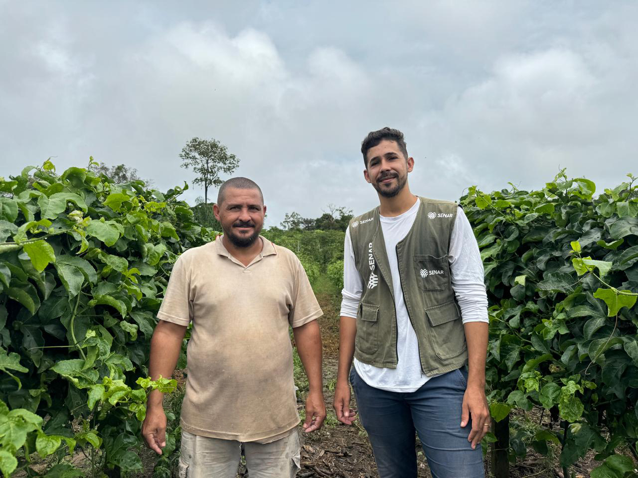 Produtor Adenilson Pereira e Técnico de Campo Lucas Souza. Foto Senar/RR