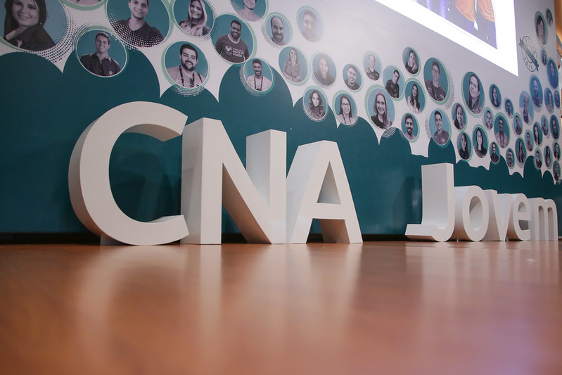 CNA Jovem logo em foto